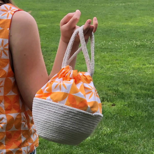 Picnic Basket Handbag in Picnic Daisies