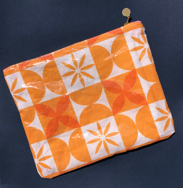 Plastic-Covered Zip Pouch in Picnic Daisies