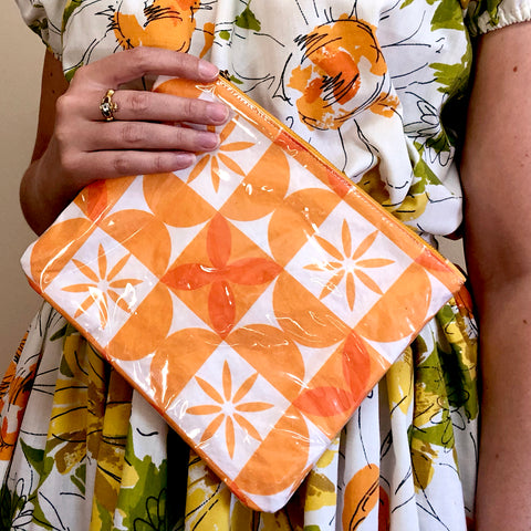 Plastic-Covered Zip Pouch in Picnic Daisies